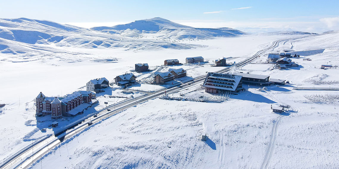 Türkiye'nin önemli kış turizm merkezlerinden olan Erciyes'te yılbaşı rezervasyonlarıyla oteller, yüzde 100 doluluk oranına ulaştı.