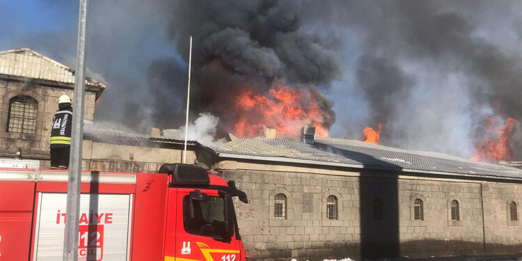 Erzurum'da tarihi Taşambarlar'da yangın