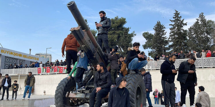 Türkiye'deki Suriyeliler sokaklara döküldü