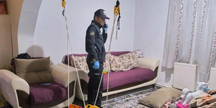 Evde doğal gazdan zehirlenen baba öldü, eşi ve 2 çocuğu tedavide