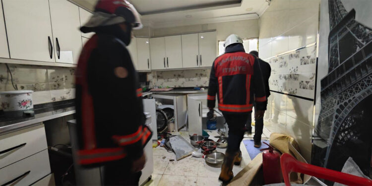 Evde gaz sıkışması nedeniyle patlama