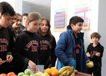 Meyveleri okulda satıp SMA'lı Muhammed'e destek oldular