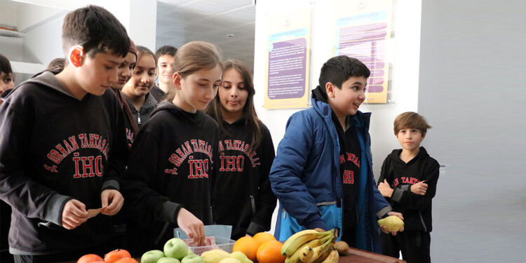 Meyveleri okulda satıp SMA'lı Muhammed'e destek oldular
