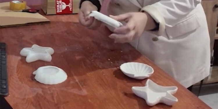 Evinin odasında ürettiği ev dekorasyon malzemelerini dünyaya satıyor