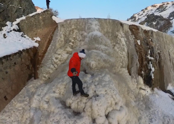 Erzincan'da buz tutan dere, Pamukkale travertenlerine benzedi