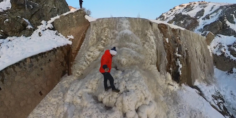 Erzincan'da buz tutan dere, Pamukkale travertenlerine benzedi