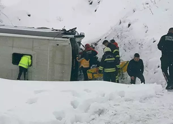 Erzincan'da yolcu otobüsü şarampole devrildi; yaralılar var
