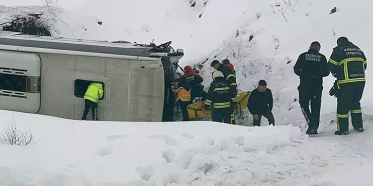 Erzincan'da yolcu otobüsü şarampole devrildi; yaralılar var