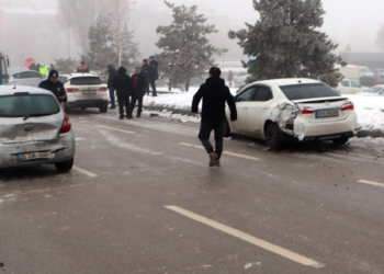 Erzurum'da 13 araç zincirleme kazaya karıştı