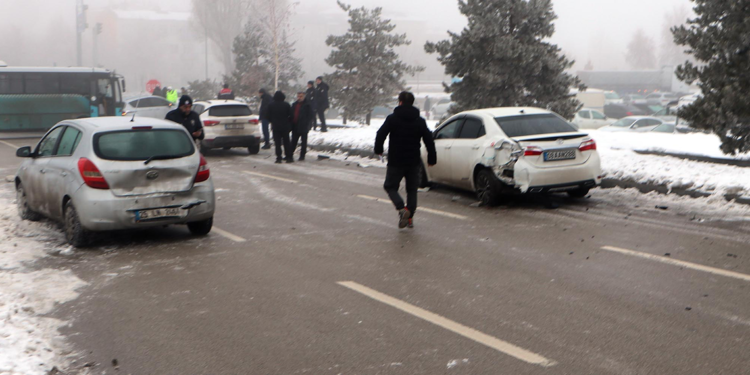 Erzurum'da 13 araç zincirleme kazaya karıştı