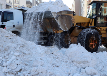 Erzurum'da günde 970 kamyon kar şehir dışına taşınıyor