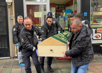 Eşini ağır yaralayıp yanındaki erkeği öldürdü