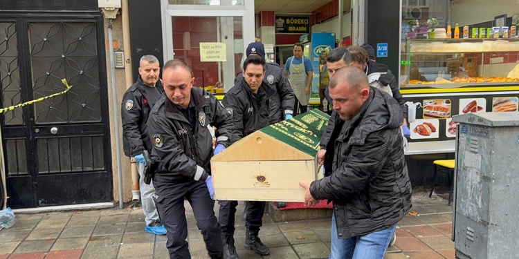 Eşini ağır yaralayıp yanındaki erkeği öldürdü