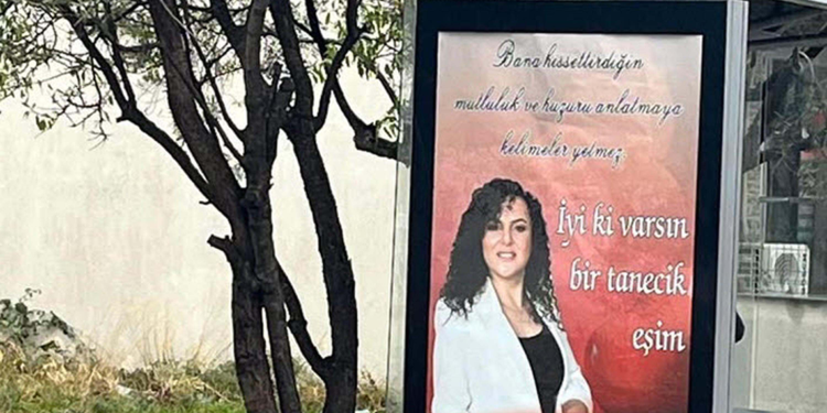 Eşinin doğum gününü otobüs duraklarına astırdığı afişlerle kutladı