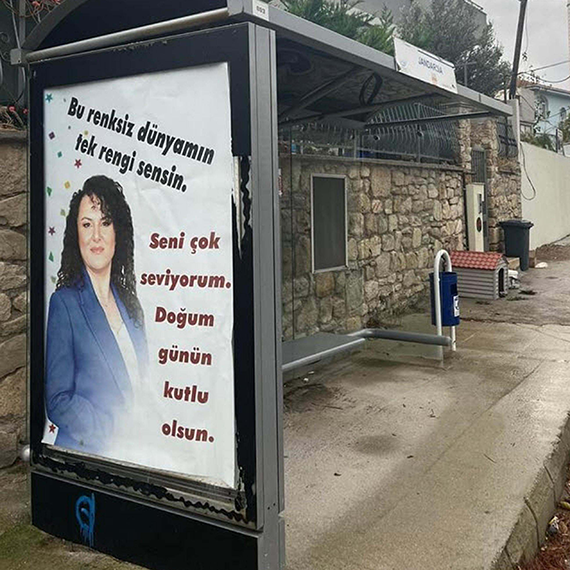 Eşinin doğum gününü otobüs duraklarına astırdığı afişlerle kutladı