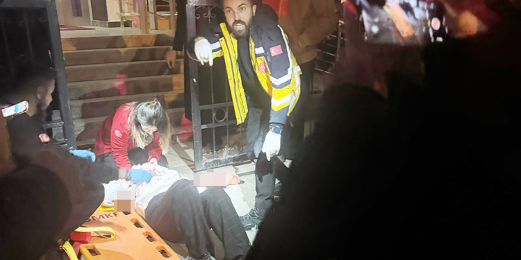 Eski eşinin 13 yerinden bıçakladığı Azra, yaşam mücadelesi veriyor