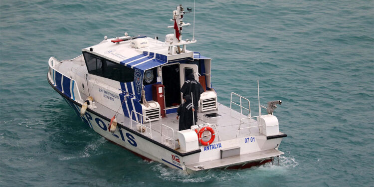 Falezlerden düşen otomobilin kayıp sürücüsü aranıyor