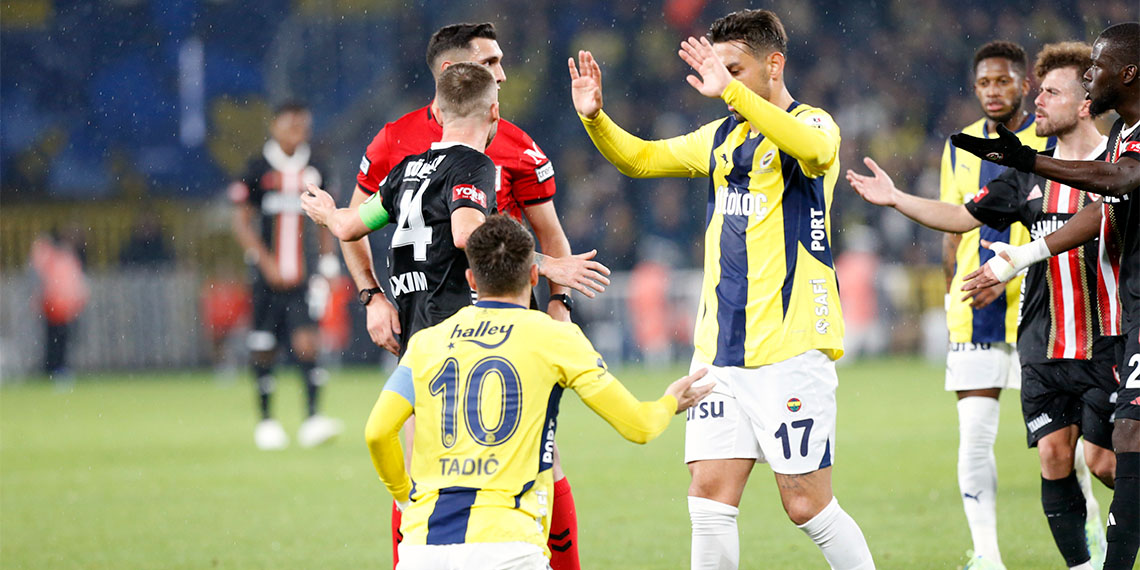 Fenerbahçe Teknik Direktörü Jose Mourinho, “Ben bugün hakemin maça etki ettiğini düşünmüyorum. Yaptığı hatada maç 3-1’di. VAR hakeme yardım etmek için var” dedi.