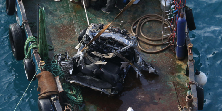 Falezlerden 2 gün önce düşen otomobil denizden çıkarıldı