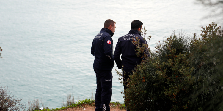 Falezlerden düşen otomobilin sürücüsü 3 gündür aranıyor
