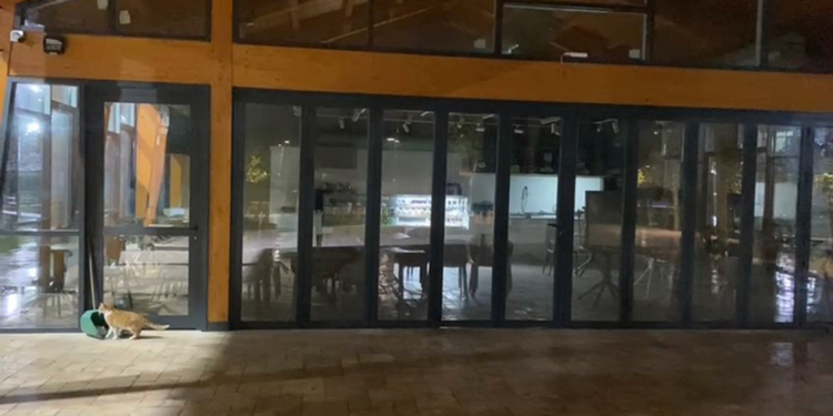 Fatih'te eski sevgilisinin falçatalı saldırısına uğradı