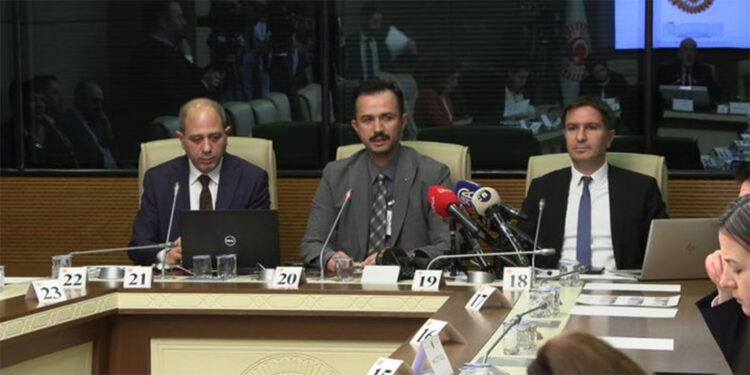 TÜİK'e göre gece yalnız yürüyen kadınların yüzde 56'sı kendini güvende hissediyor