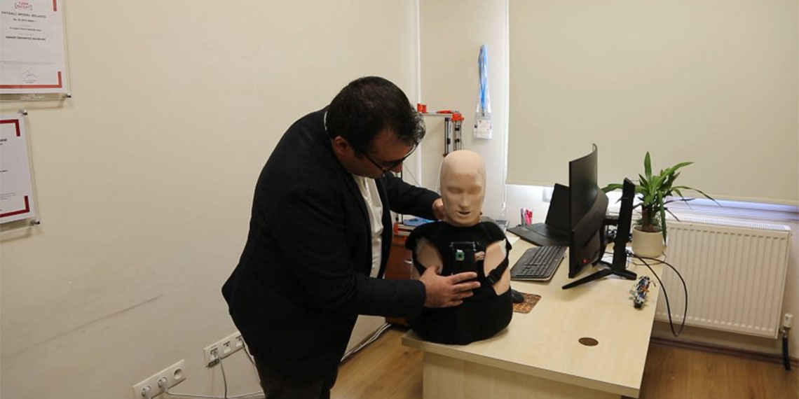 Karabük Üniversitesi'nden Doç. Dr. Hakan Yılmaz, 3 öğrencisi ile birlikte görme engelli bireylerin hayatını kolaylaştıracak yapay destekli 'Rehber Göz' isimli cihaz geliştirdi.