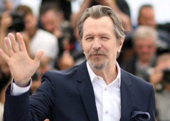 Gary Oldman, İngiliz gizli servisi için Noel şiiri seslendirdi