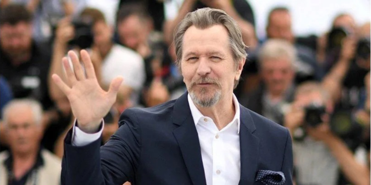 Gary Oldman, İngiliz gizli servisi için Noel şiiri seslendirdi