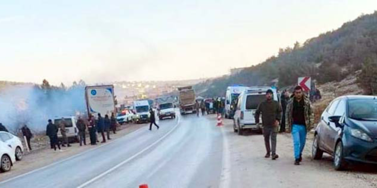 Gaziantep'te TIR ile minibüs çarpıştı; 2 ölü, 7 yaralı