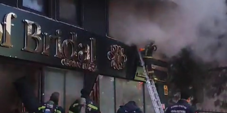 Gelinlikçide çıkan yangında mahsur kalan 2 kadını itfaiye kurtardı