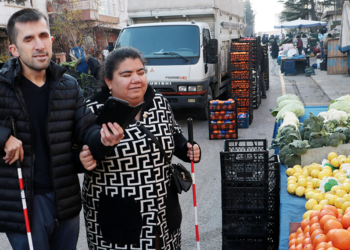 Görme engelli öğretmen çiftin gözü yapay zeka oldu