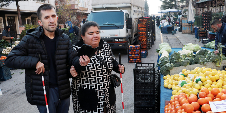 Görme engelli öğretmen çiftin gözü yapay zeka oldu