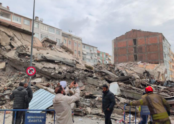 Güngören'de bina çöktü