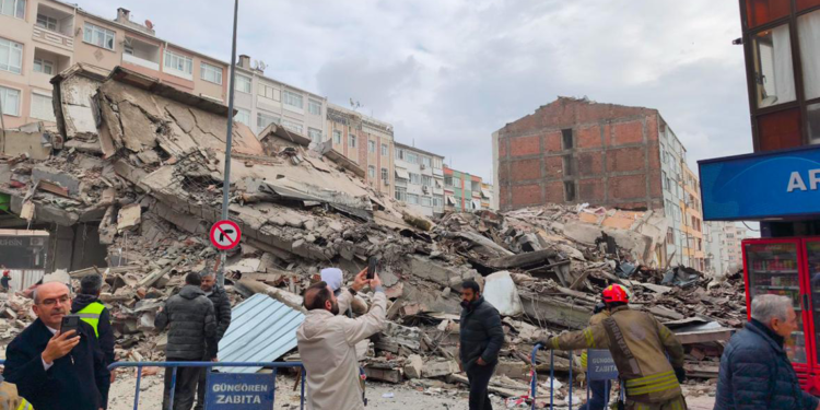 Güngören'de bina çöktü