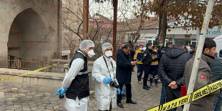 Hamamda sobadan sızan gazdan zehirlenen 2 kişi öldü