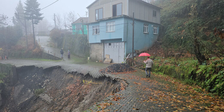 Heyelanlı bölgede oturanlar, 2 aydır korku içinde yaşıyor