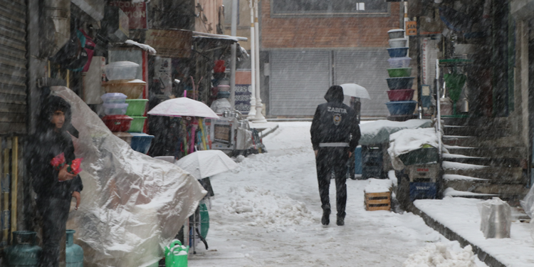 Hakkari'de kar yağışı hayatı olumsuz etkiledi
