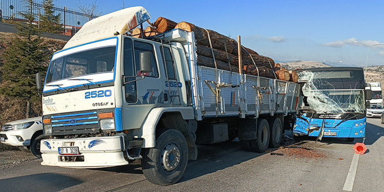 Halk otobüsü, polis aracı ve kamyona çarptı; 1 polis ile 5 öğrenci yaralı