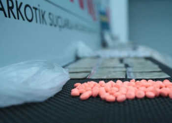 Havalimanı yolcusunun midesinden 10 kilogram uyuşturucu çıktı