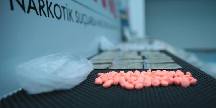 Havalimanı yolcusunun midesinden 10 kilogram uyuşturucu çıktı