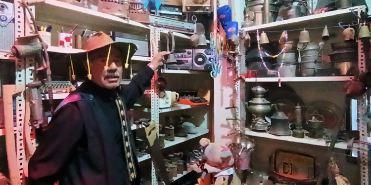 Hurdacılık yaparken topladığı eşyaları evinde sergiliyor