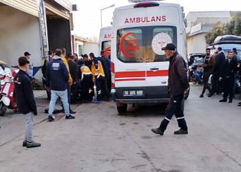 Husumetli olduğu baba ile oğlunu tabancayla vurdu