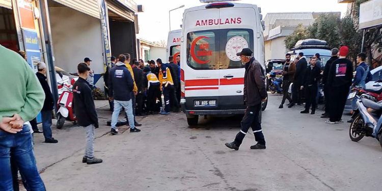 Husumetli olduğu baba ile oğlunu tabancayla vurdu