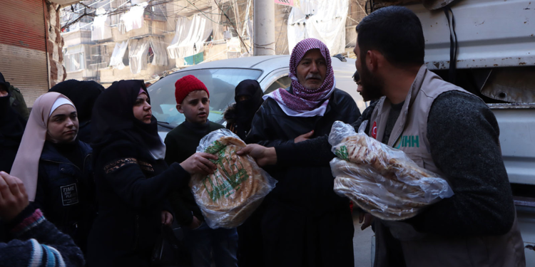 İHH, Halep halkına 36 bin adet ekmek dağıttı