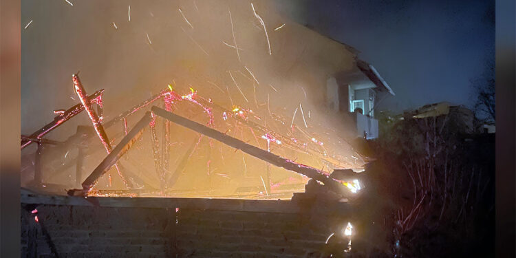 İnegöl'de 2 katlı binanın en üst katında yangın