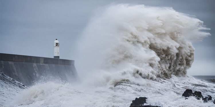 İngiltere'de Darragh fırtınası; Yüz binlerce abone elektriksiz kaldı
