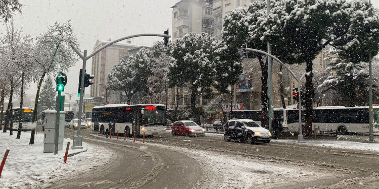 Keçiborlu-Dinar yolu kar nedeniyle ulaşıma kapandı