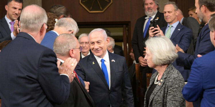 İsrail'de yolsuzlukla yargılanan Netanyahu hakim karşısına çıktı