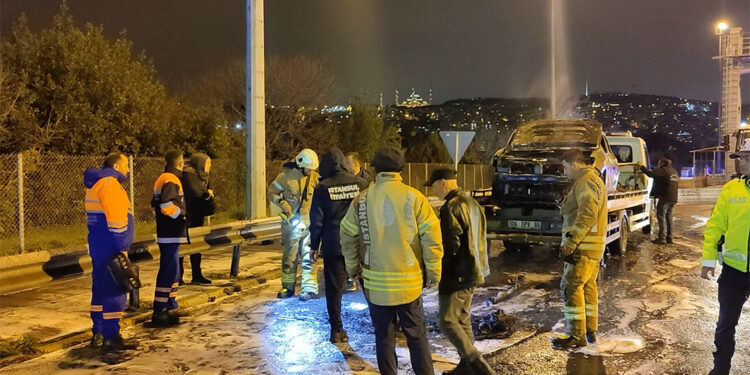 15 Temmuz Şehitler Köprüsü'nde otomobil alev alev yandı